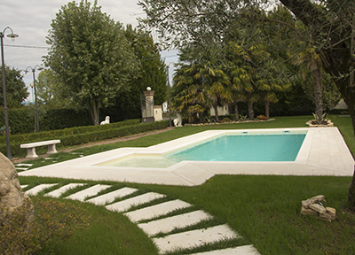 bordo piscina e marciapiede in perlatino bianco