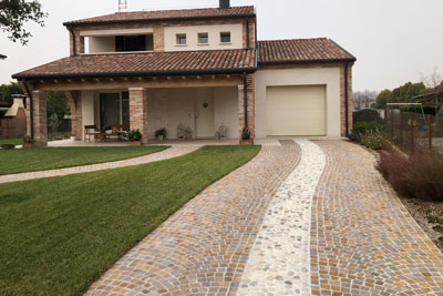 pavimentazione giardino con cubetti in porfido